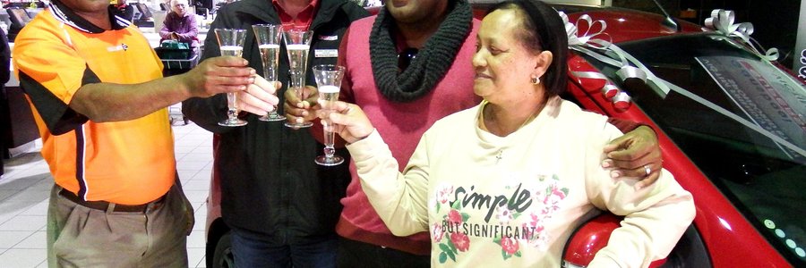 Vlnr is Barnerd Europa, Morkel van Niekerk, ‘n trotse Abraham Newman en Eliza Europa tydens die klink van ‘n glasie sjampanje op Abraham se nuwe “Sparmotor”